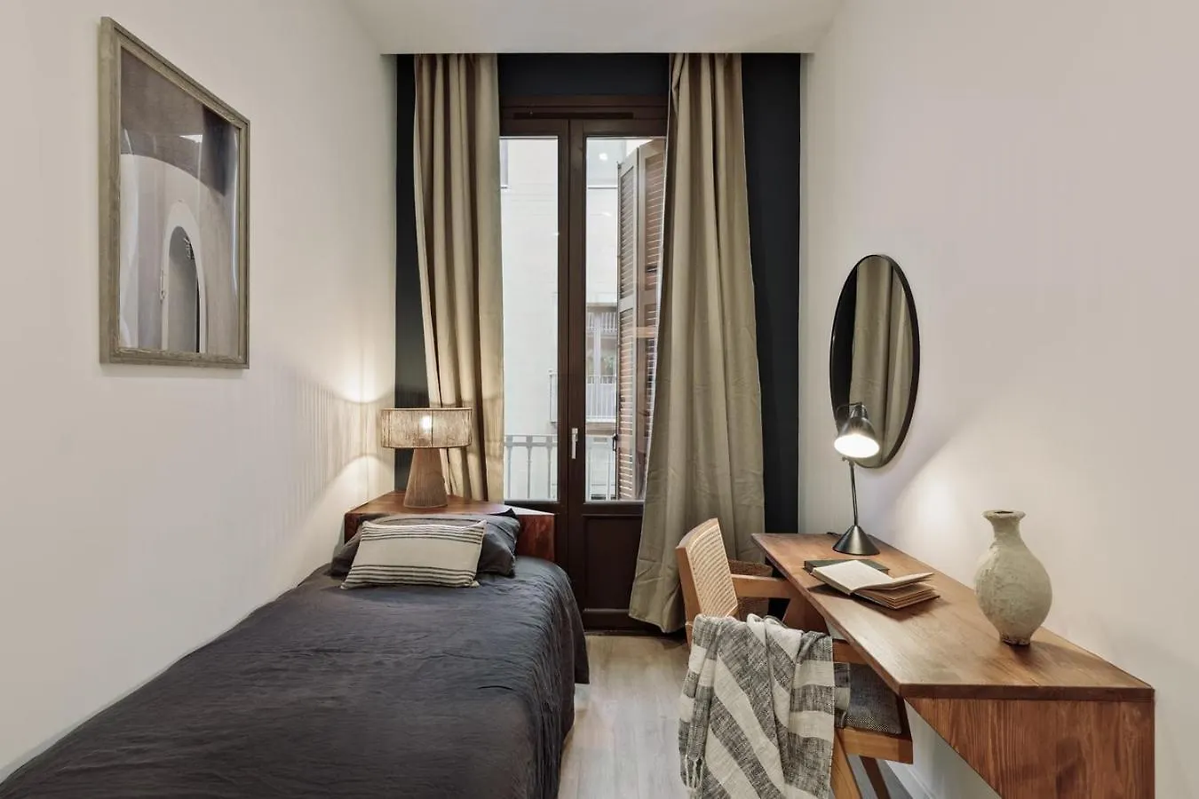 Praiano - 2 Bedrooms, Balcony And Terrace In Ciutat Vella Barcelona Spain